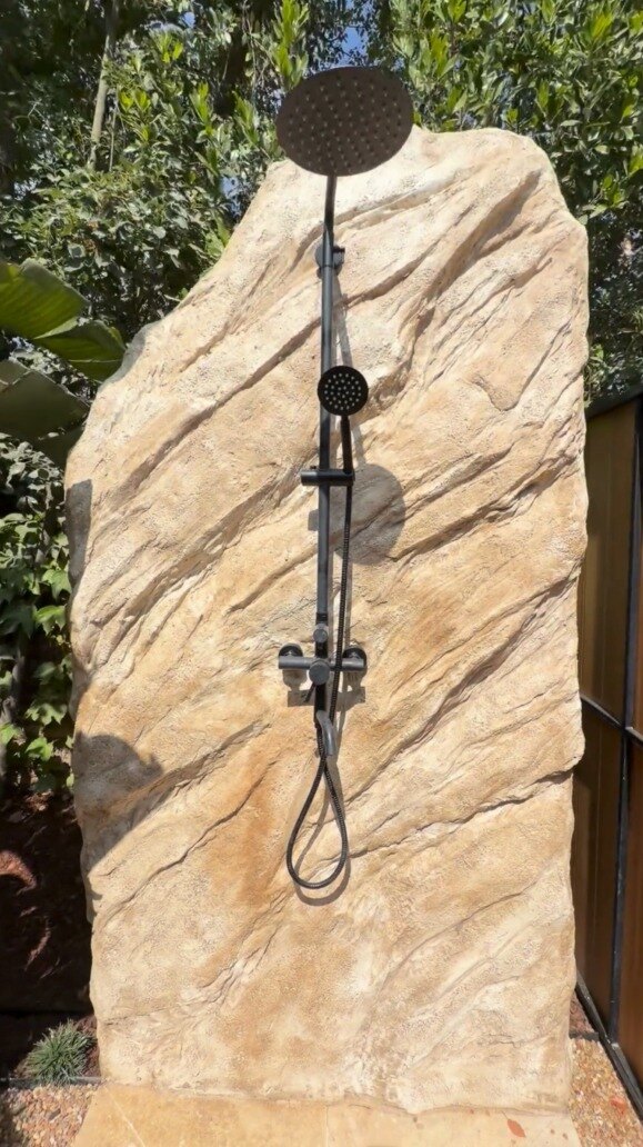 Front view of the sculpted sandstone shower wall